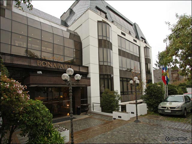 Fachada y entrada del Hotel Bonaparte por Mar del Plata - Bonaparte