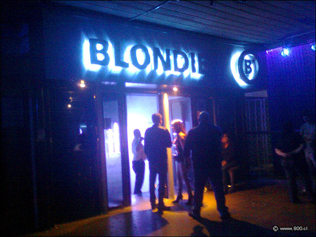 Fachada de Entrada por la noche - Blondie