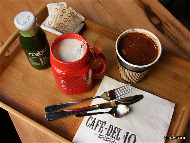 T chai con leche, jugo de verdura y chocolate caliente - Caf del 10