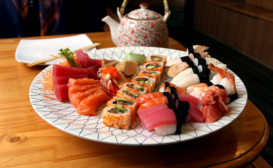 Tabla para 2 con mix de sashimi, makis y nigiris