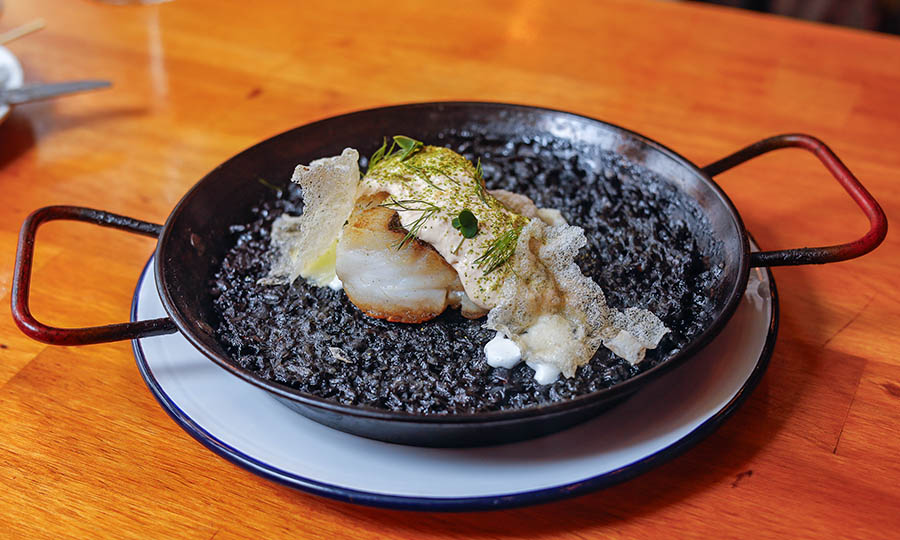 Merluza al pilpil con pur sobre arroz negro - El Madrileo