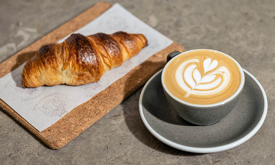 Dupla insuperable: Croissant + Latte - Draga Coffee