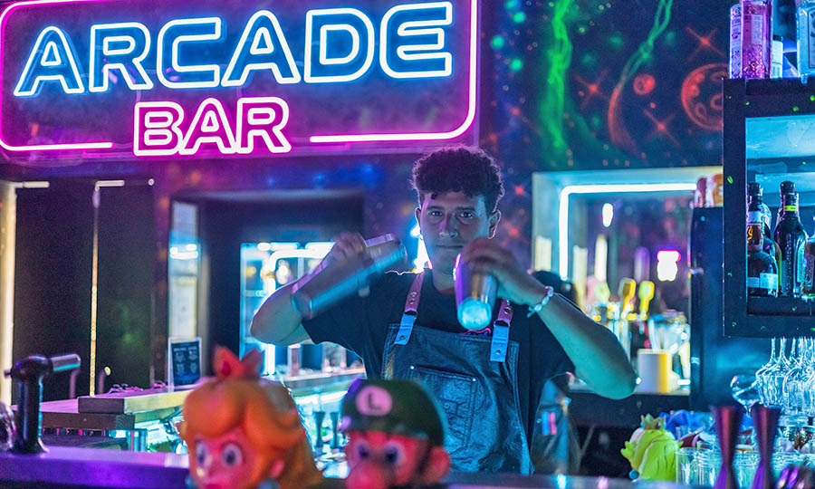 El bartender en accin - Arcade Bar