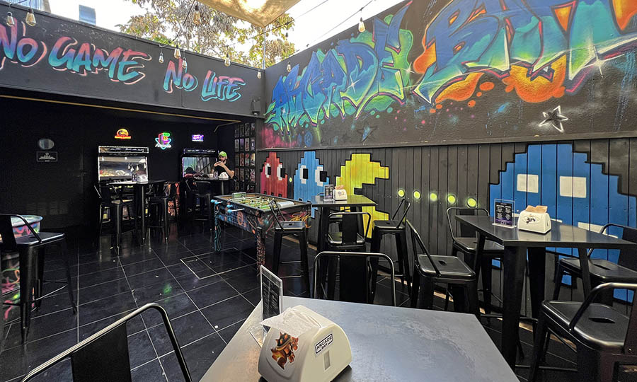 La terraza de Arcade Bar, con mas juegos - Arcade Bar