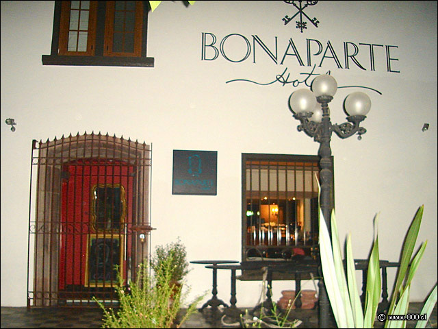 Entradadel Hotel Bonaparte por Ricardo Lyon - Bonaparte