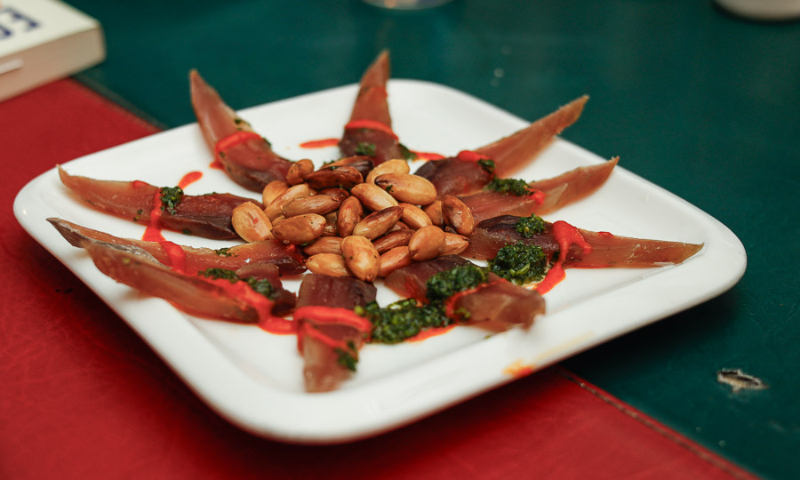 At�n curado junto a almendras tostadas