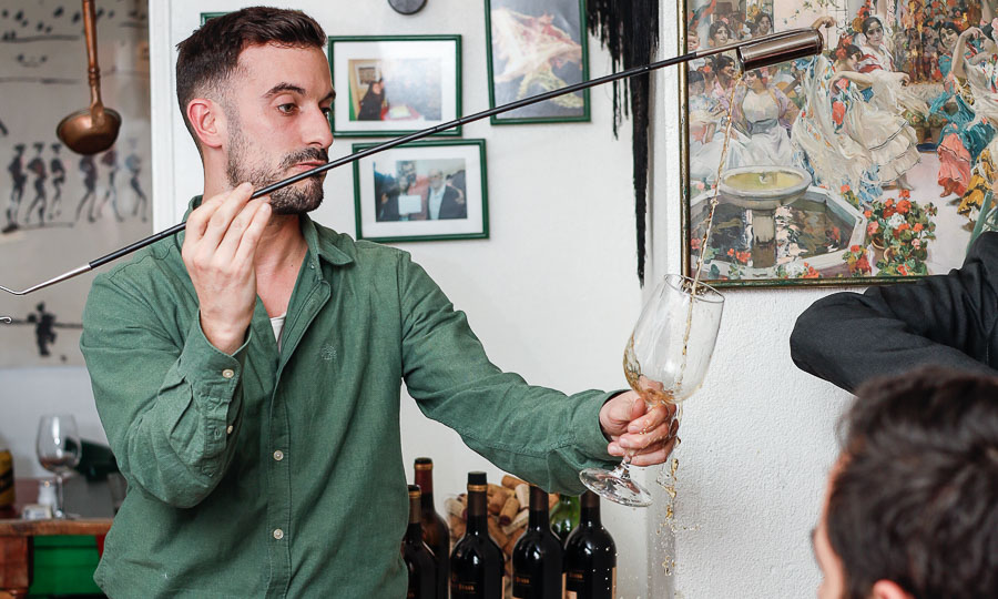 Ocupando la venencia