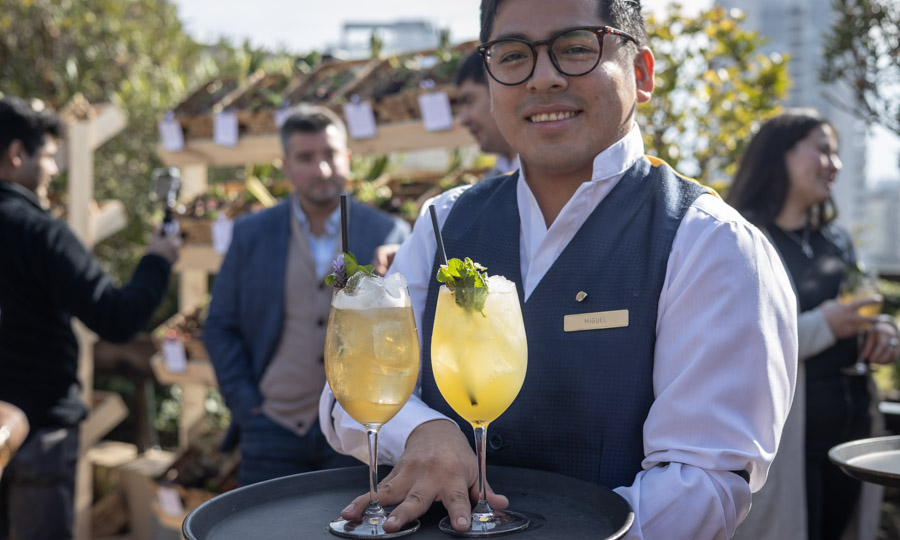 Miguel Sandoval, Bartender