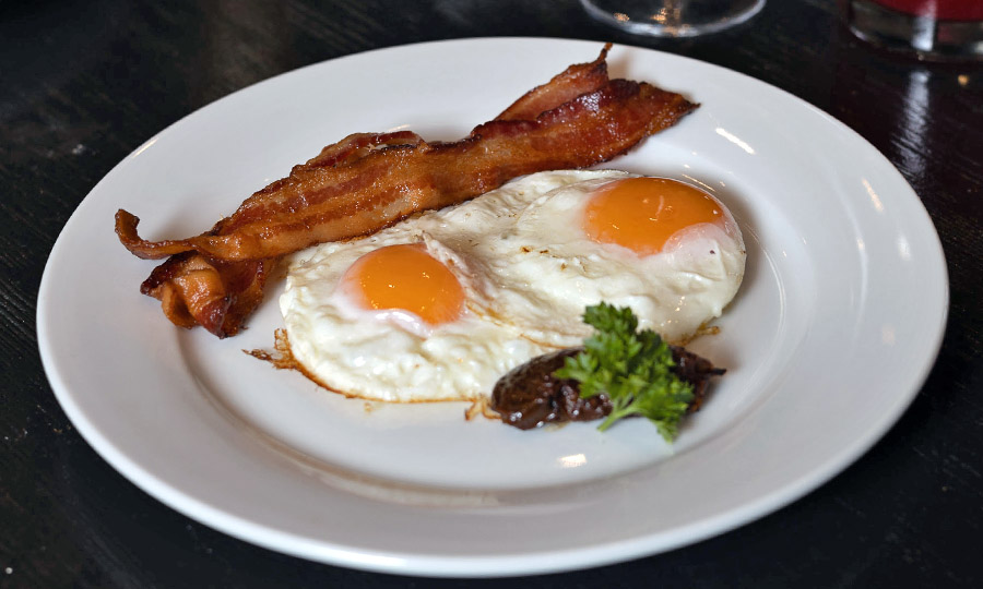 Huevos fritos con lonjas de tocino