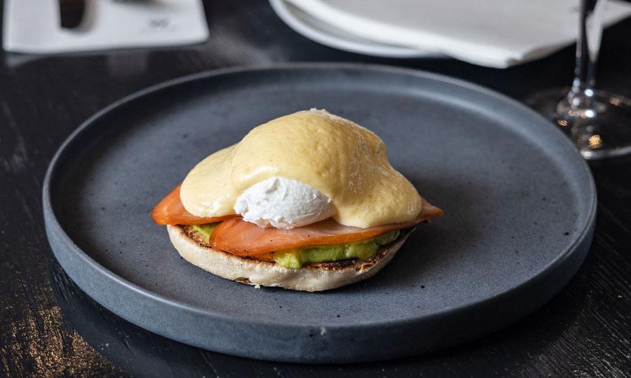 Huevo benedictino: Clsico con salmn ahumado y palta