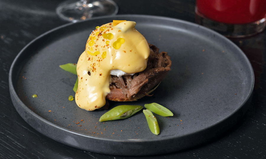 Huevo benedictino: Chileno, con carne mechada, poroto verde y tomate