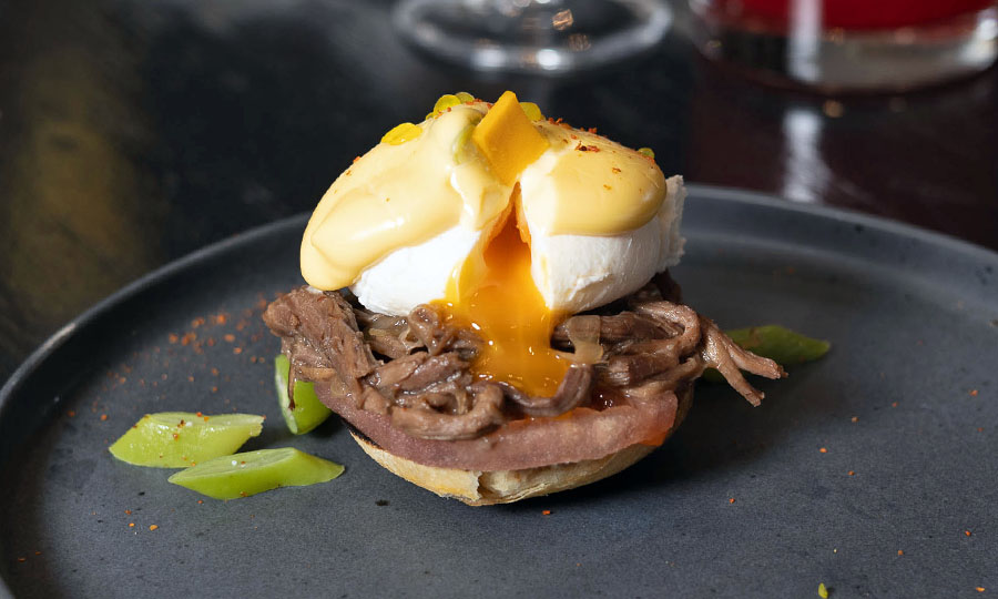 Huevo benedictino: Chileno, con carne mechada, poroto verde y tomate