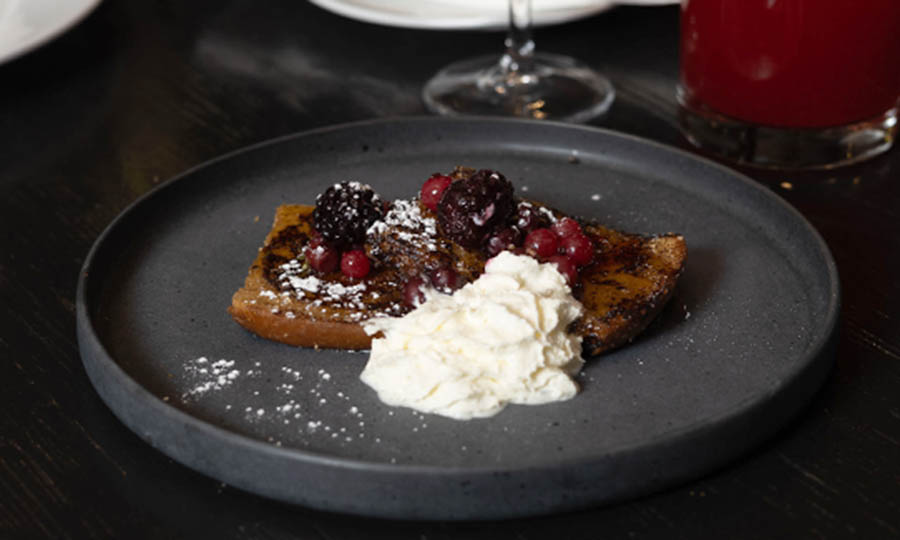 Tostadas francesas con frutos del bosque