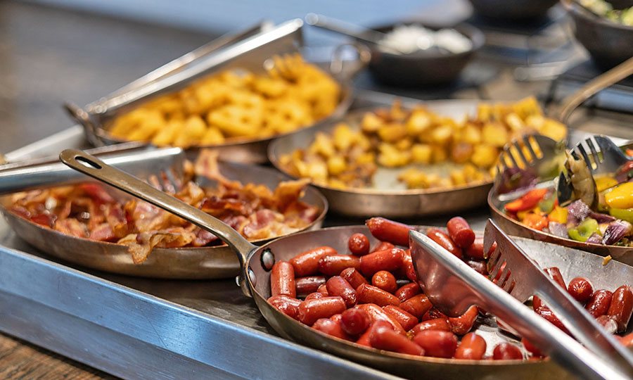 Tocinos, salchichas y papas salteadas