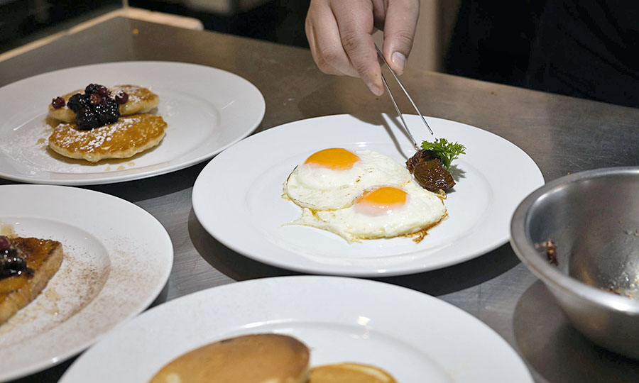 Montaje de platos y servicio de huevos