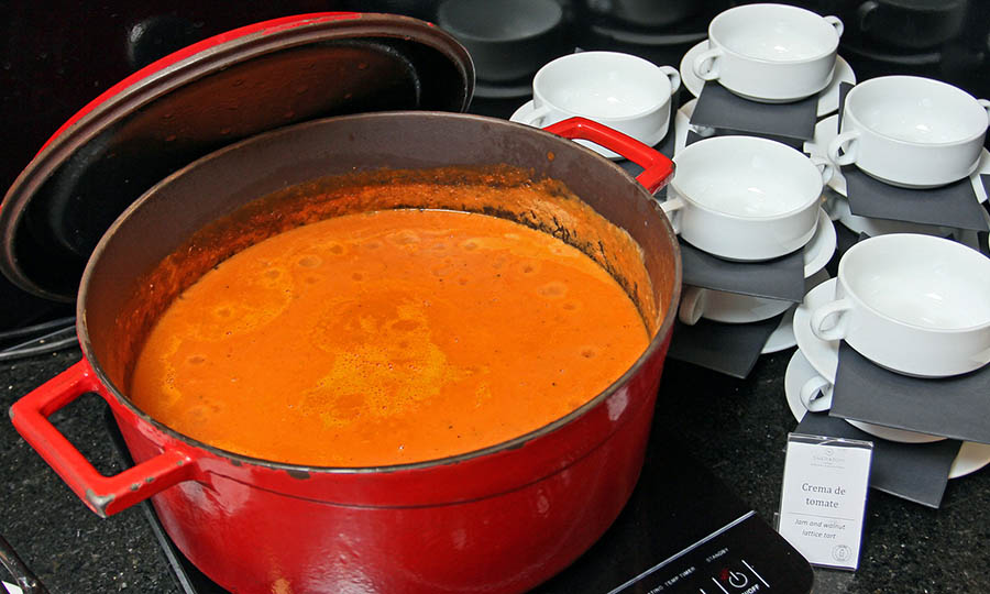 El Bufet caliente de sopas, acompaamientos y fondos