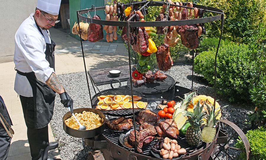 La parrilla de carnes, pescados y vegetales