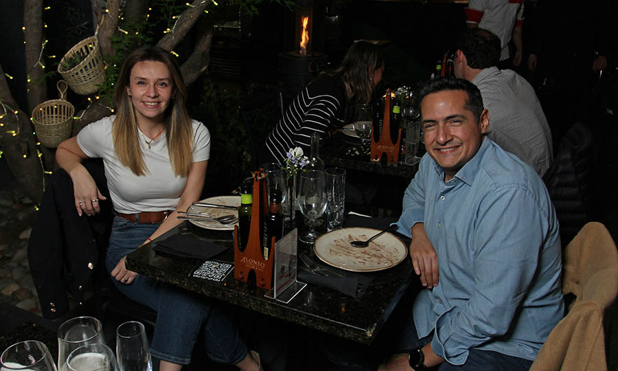 Clientes felices en la cena de 6 tiempos