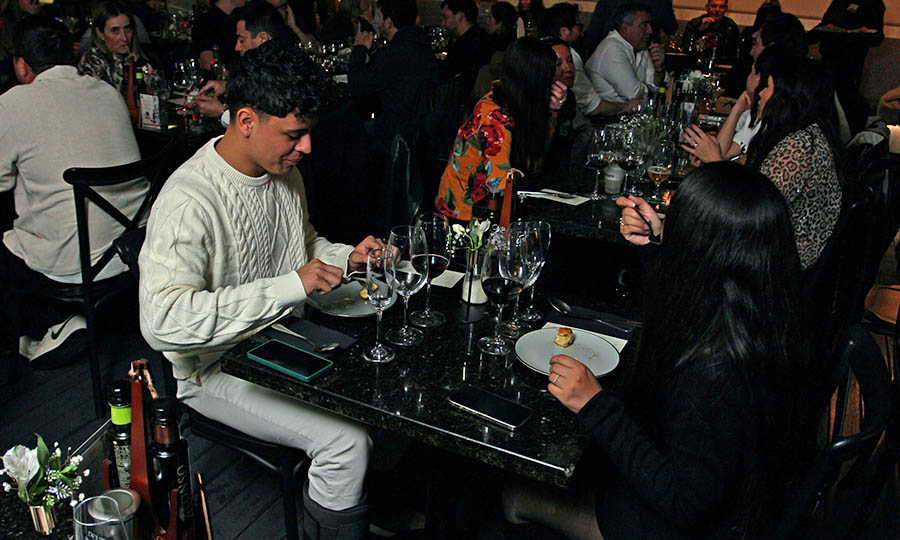 Clientes felices en la cena de 6 tiempos