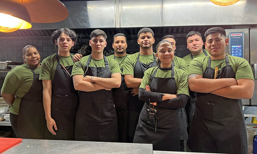 Naya Ayala y el team de cocina