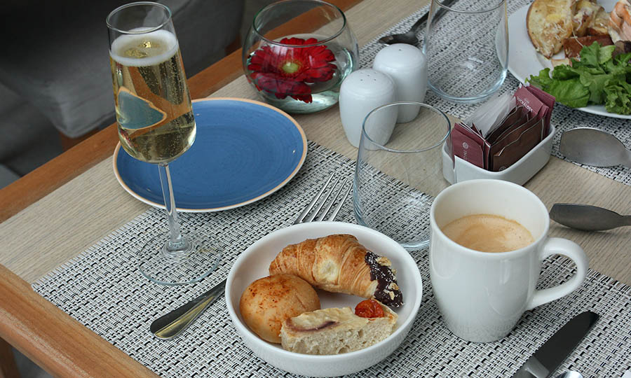 Caffé latte y bollería