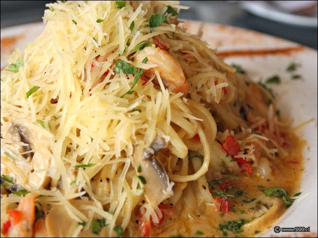 Torre de Spaguetti en Cajun Shrimp & Centolla Pasta - Tony Romas (Parque Arauco)