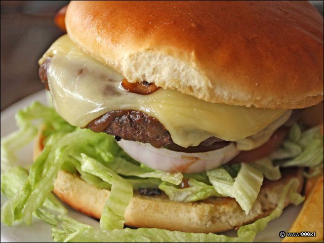 Detalle de lechuga, cebolla, hamburgesa y queso en Romas Burger - Tony Romas (Parque Arauco)