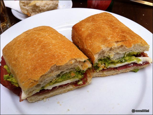 Sandwich de jamn curado, palta y bufarella - Emporio La Rosa (P. Arauco)