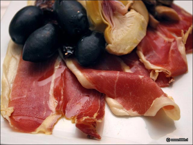 Aceitunas y Tomate Seco en Antipasto - Bonaparte