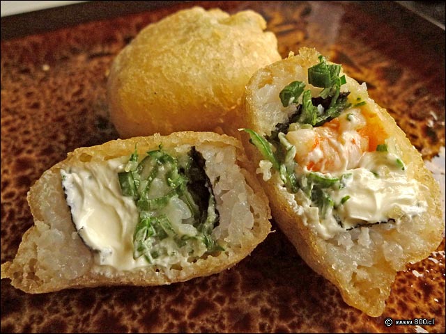 Roll Tempura relleno de queso crema, cebolln y camarn - Sushi Matsu