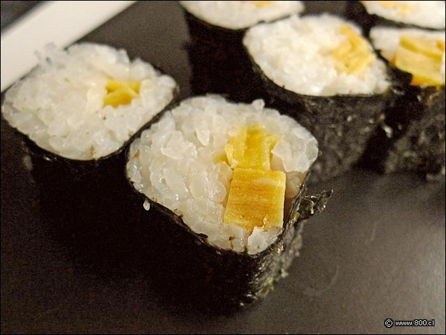 Primer Plano de Hosomaki Tamago - Sushi Matsu