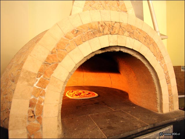 Detalle del horno de piedra italiano para pizza - Green Pizza - La Dehesa