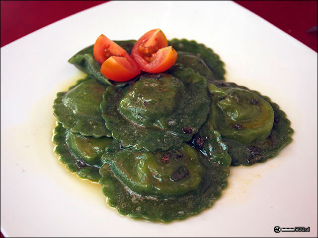 Tan Tano Caprese, masa de espinacas rellena de mozzarella, albahaca y tomate - Signore Pizza