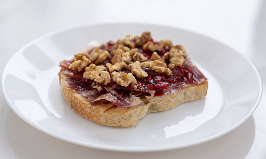 Tostadas de jamn ibrico con chutney y nueces