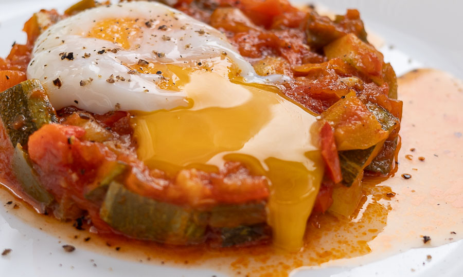 Tapa: Timbal de pisto con huevo pochado