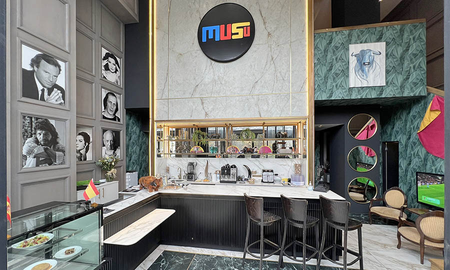 La barra y espacio interior de Musu Costanera