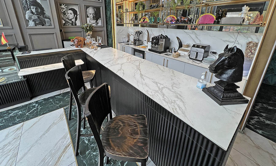 La barra y espacio interior de Musu Costanera