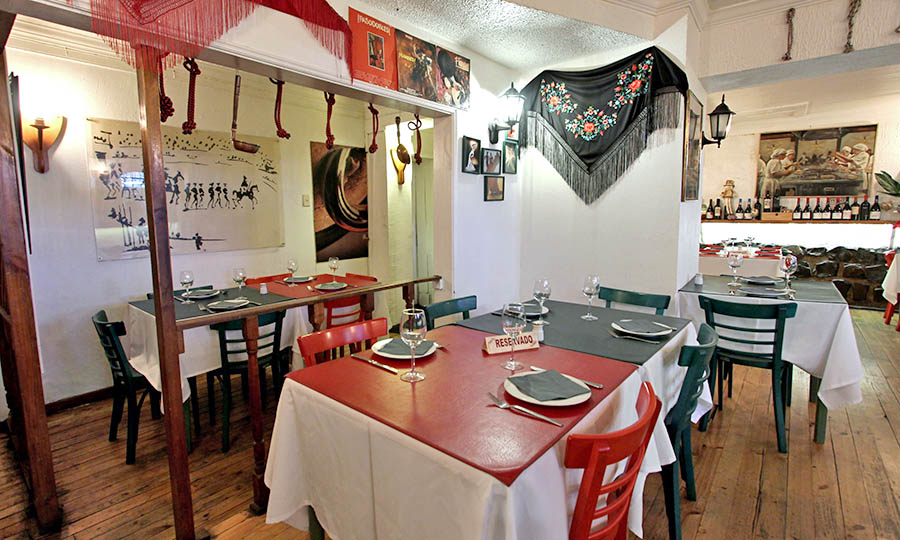 Saln interior y mesas de La Bodeguilla de Cristobal