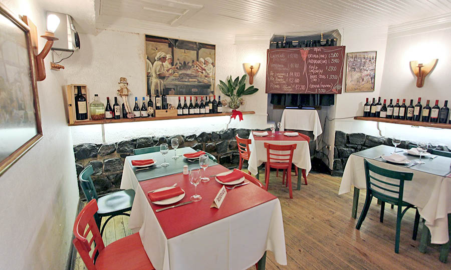 Saln interior y mesas de La Bodeguilla de Cristobal