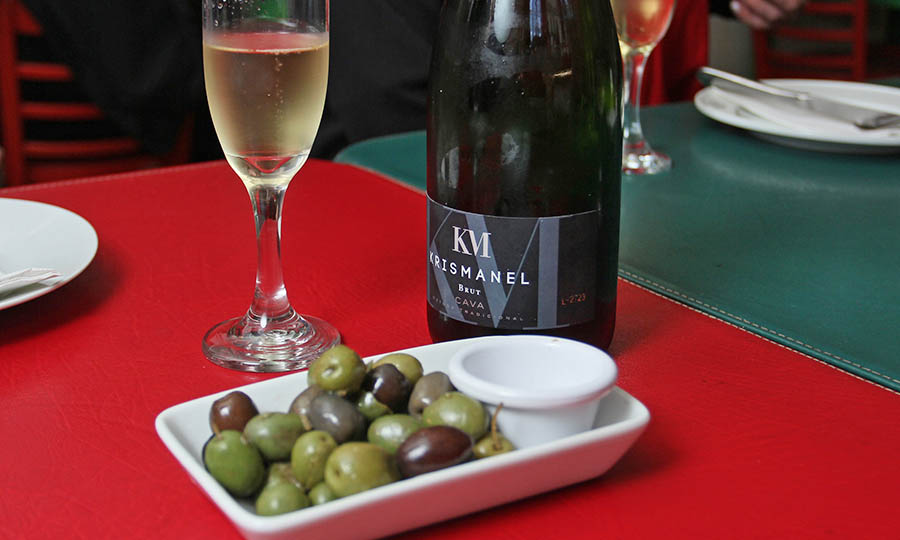 Copa de CAVA Krismanel con aceitunas de las buenas