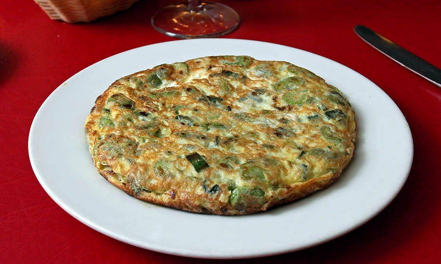 Un lujo: Tortilla de papas con habas