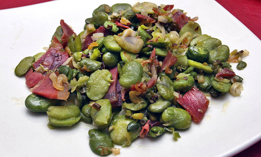 Hablas salteadas con jamón y cebollín