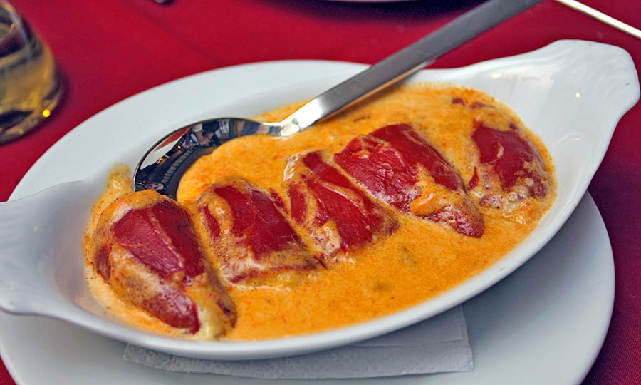Pimientos de Piquillo rellenos de Rabo de buey