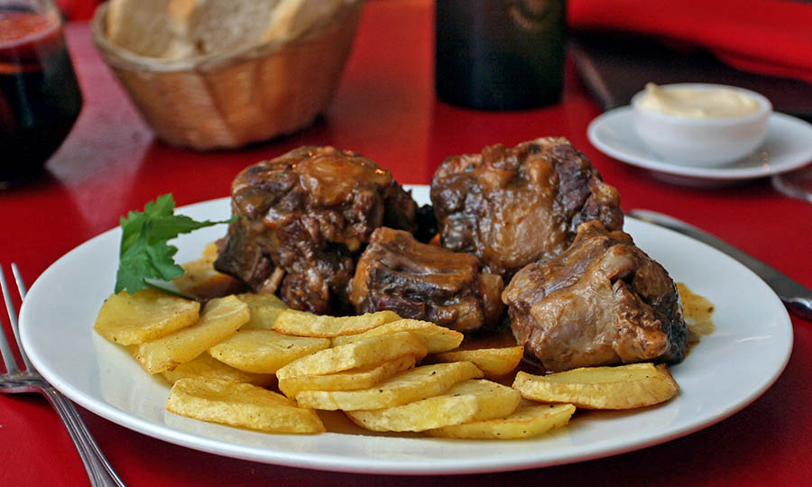 Rabo de buey con papas chaucha