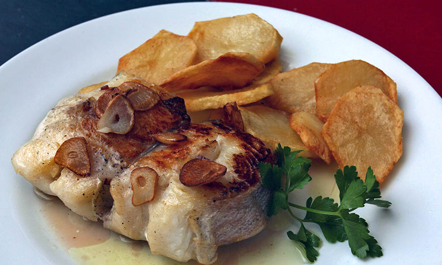 Merluza austral con salsa de ajo