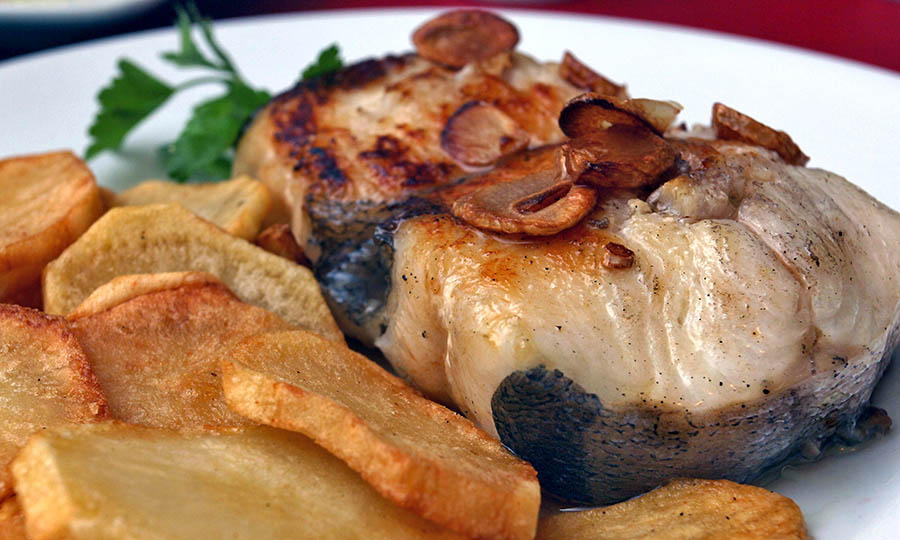 Merluza austral con salsa de ajo