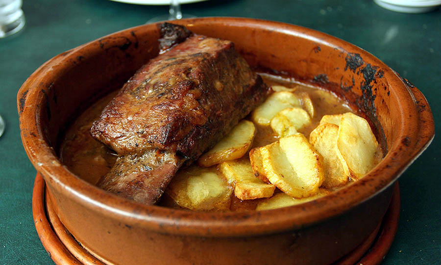 Carnosa costilla al horno con papas chaucha