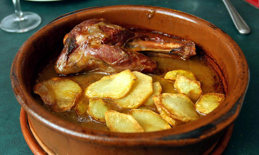 Estupendo Garrón de Cordero asado con papas chaucha