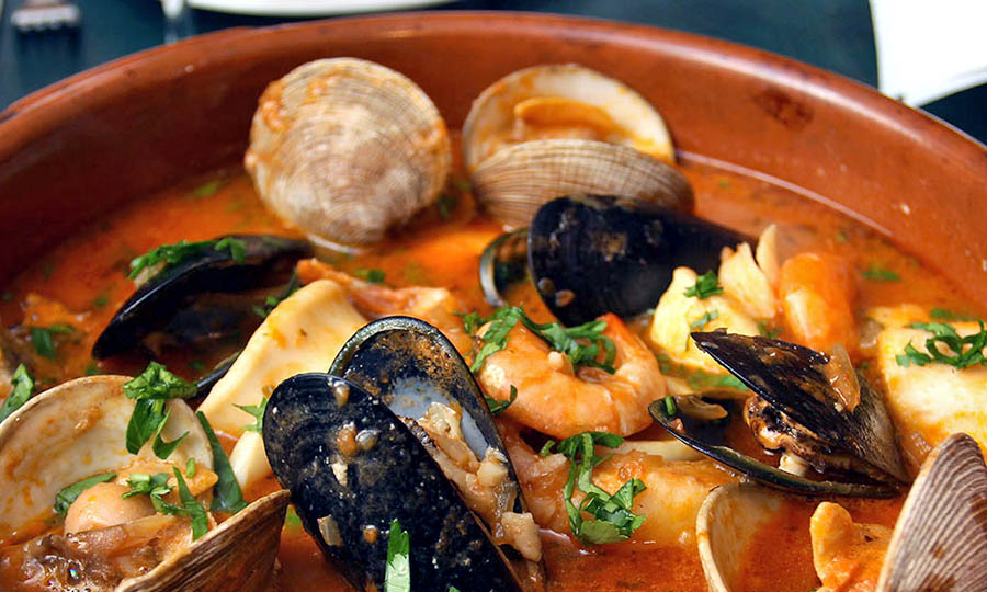 Sabrosa Cazuela espaola de Mariscos