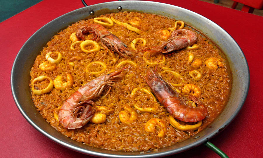 Paella de camarones de rio y calamares
